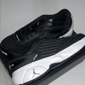 Women’s Jordan Trunner Flow size 9 New with Box